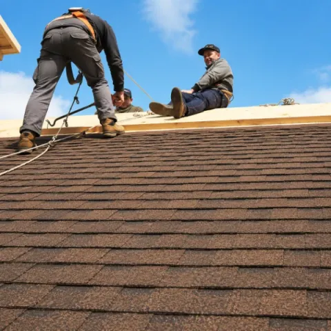 Artisan couvreur Barsac réalisant la pose d'une toiture en tuiles