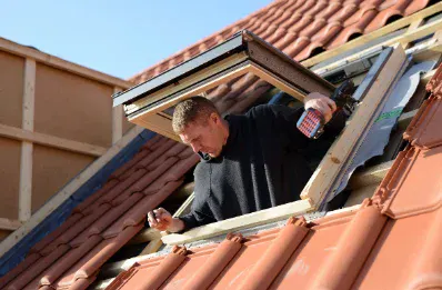 Pose de fenêtre de toit et velux par un couvreur à Barsac